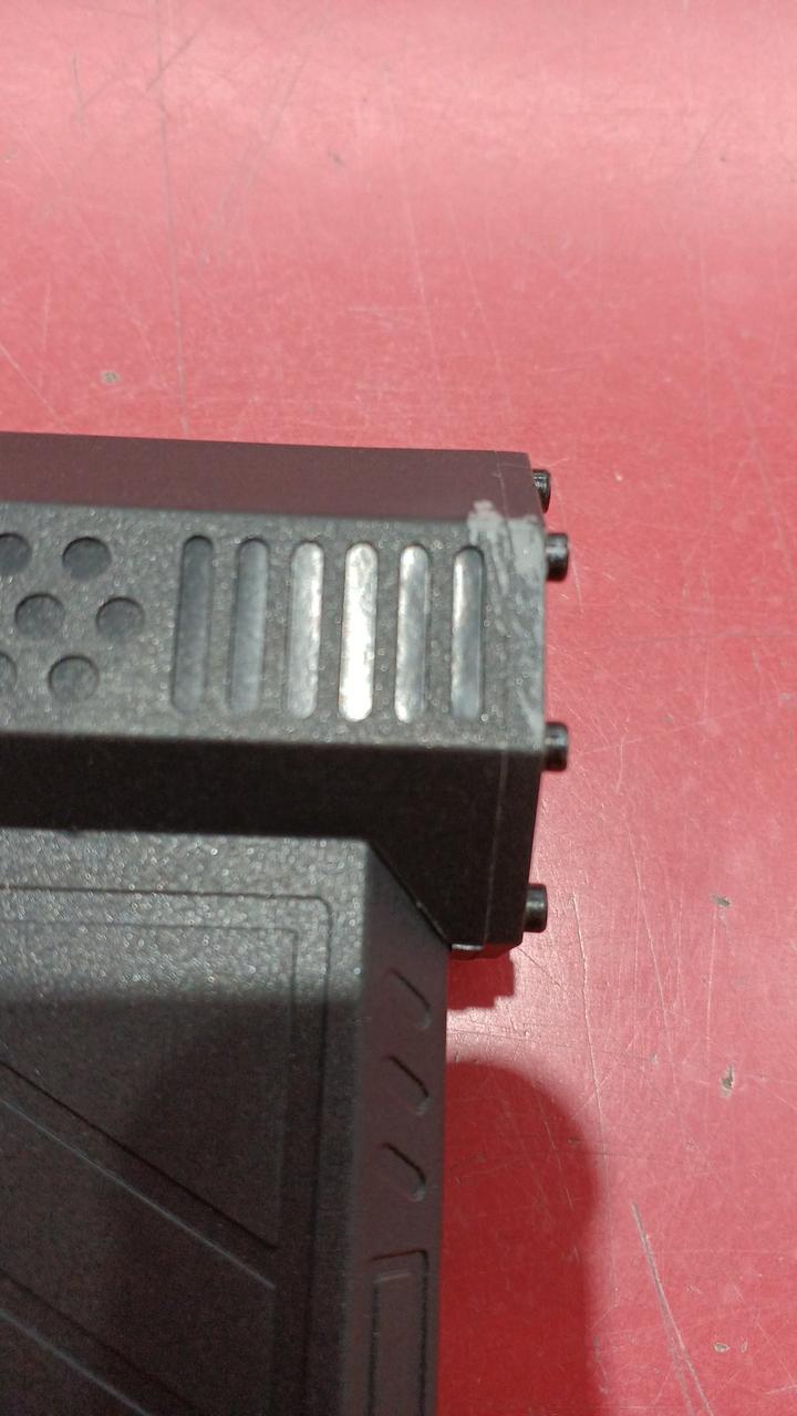 本体左側に白っぽく汚れあります。