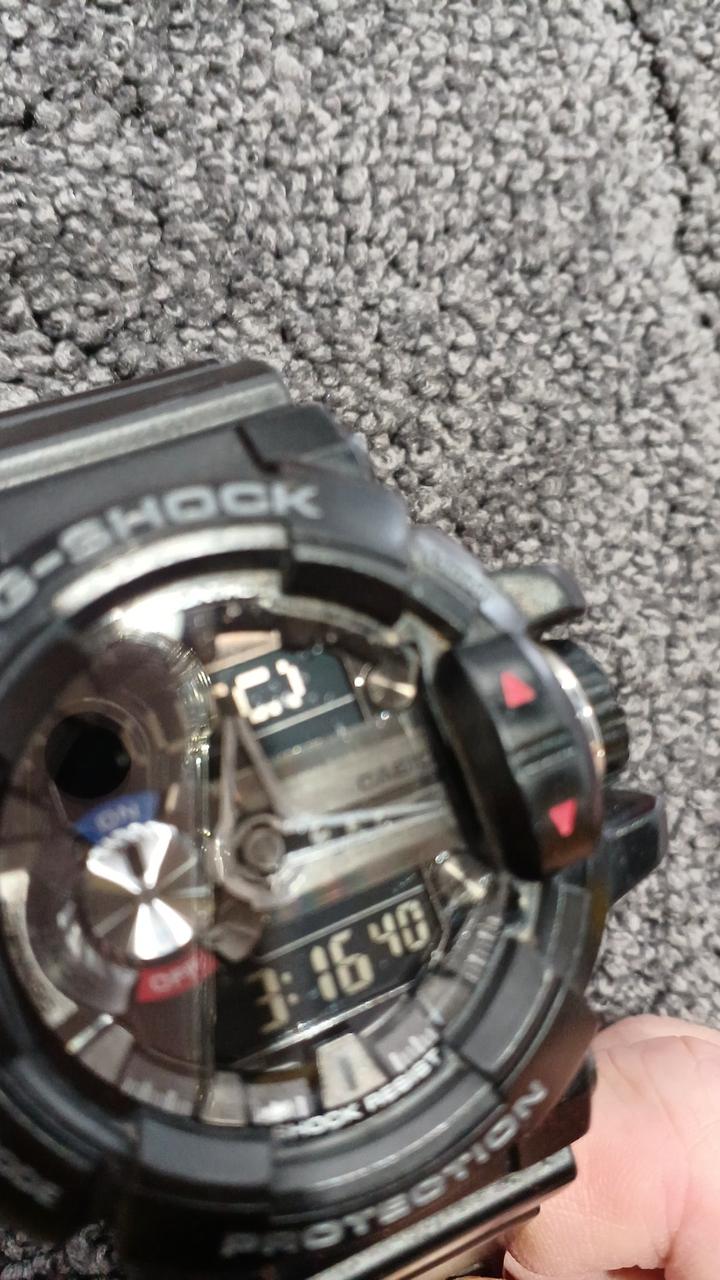 秒表示の下あたりに大きな傷