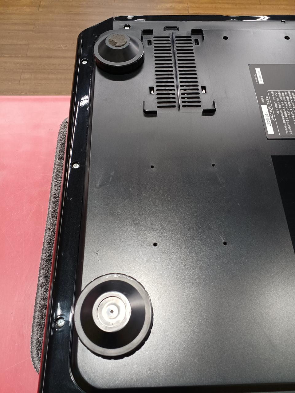 足の裏面のスポンジが無くなってます。