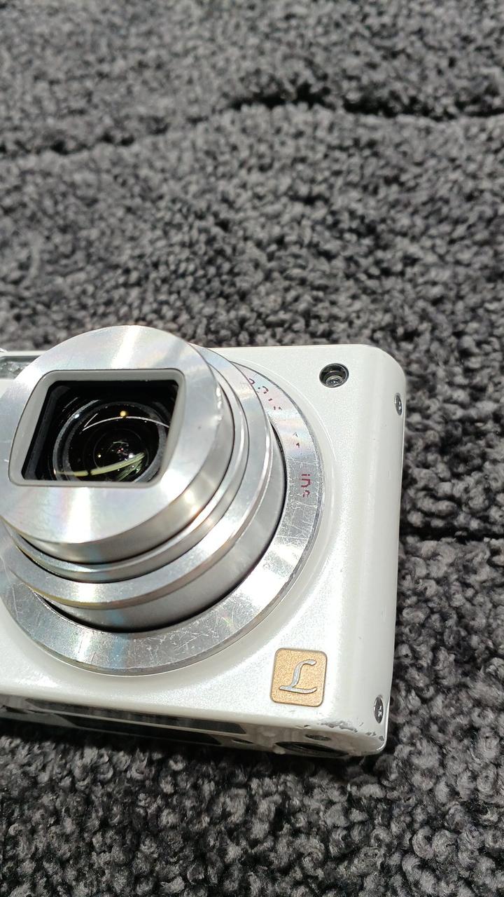 強く打ったような凹みがあります。