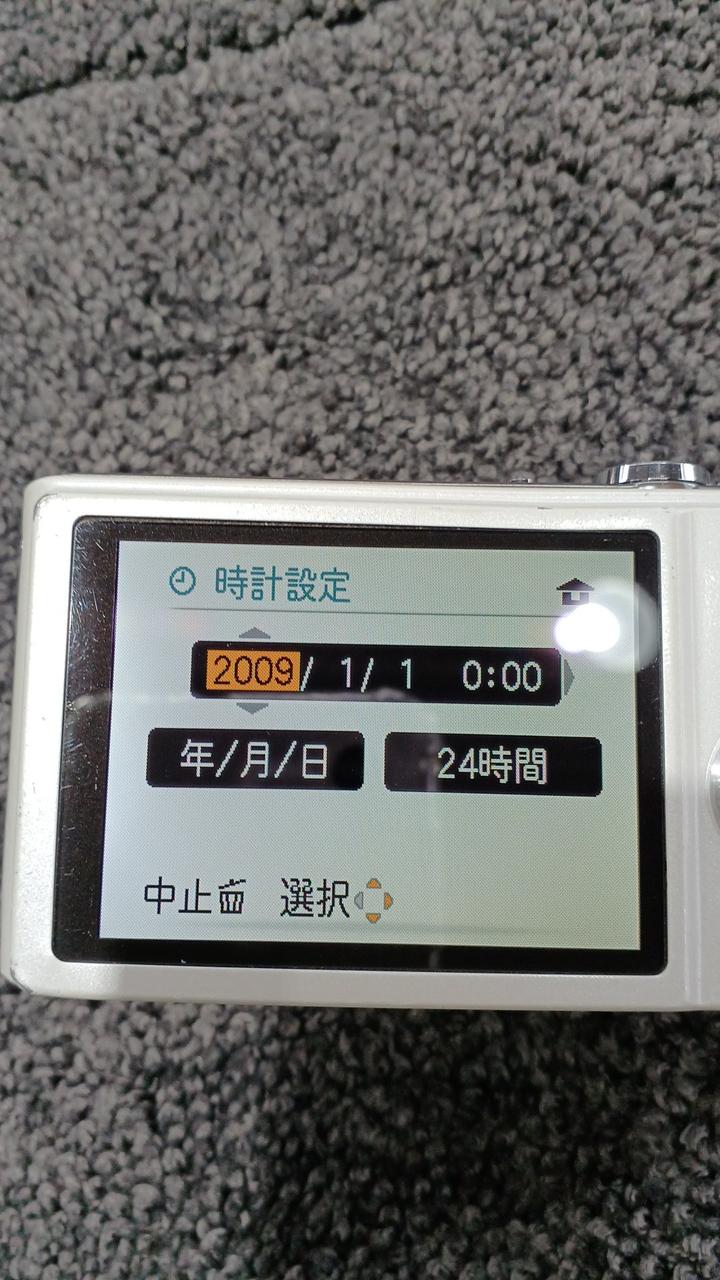 液晶が全体的に黄色く変色してます。