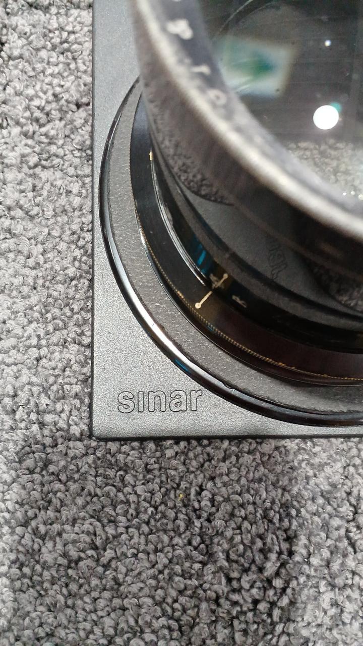 ジナーのレンズボードに装着されています