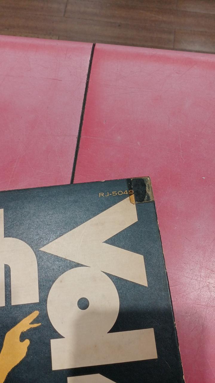 四隅にテープ跡あります。