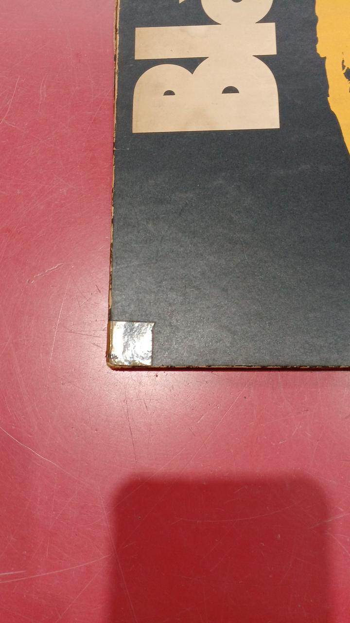 四隅にテープ跡あります。