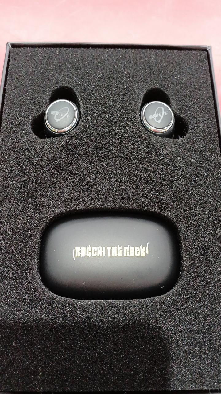 ケースとイヤホンにロゴが入ってます