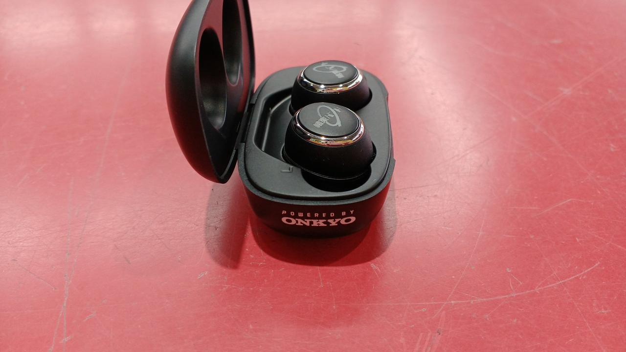 ケースサイドにメーカーロゴ