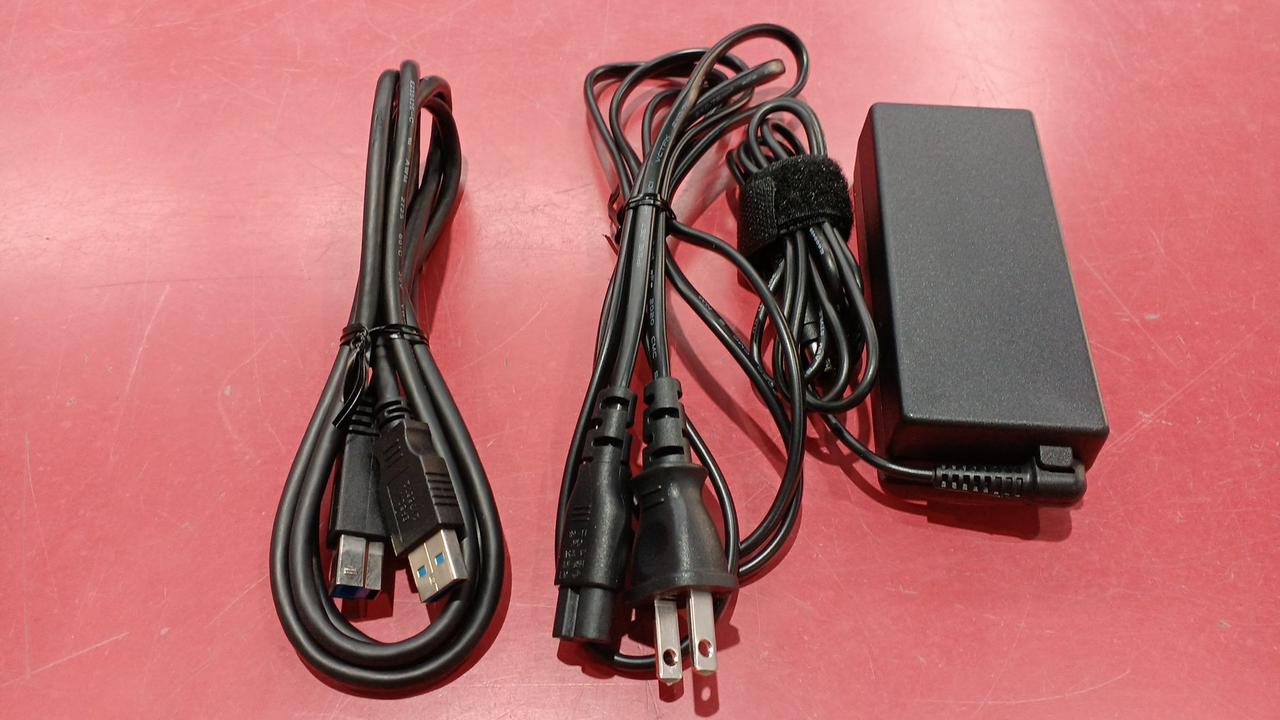 アダプターとUSBケーブル付属