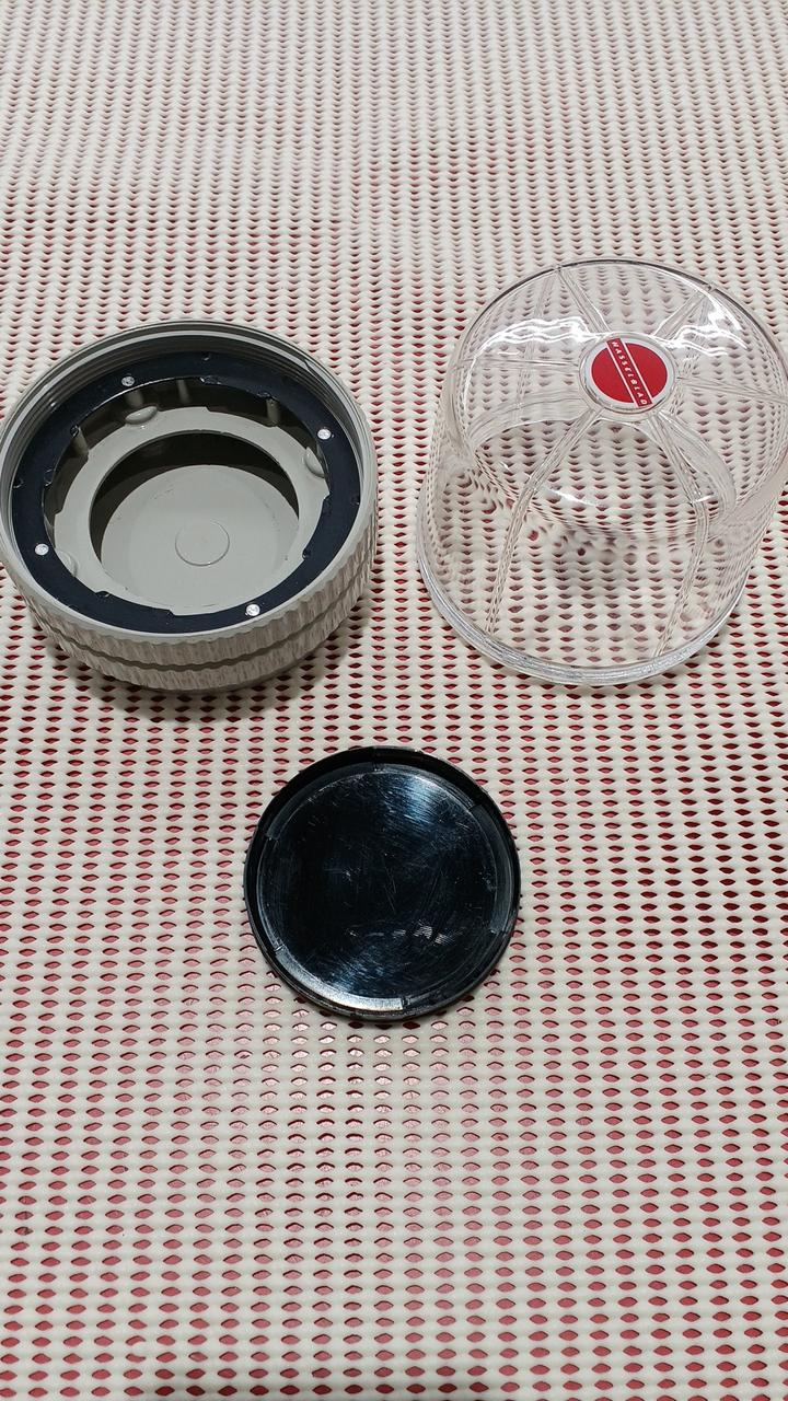 収納ケースと前キャップが付属です。