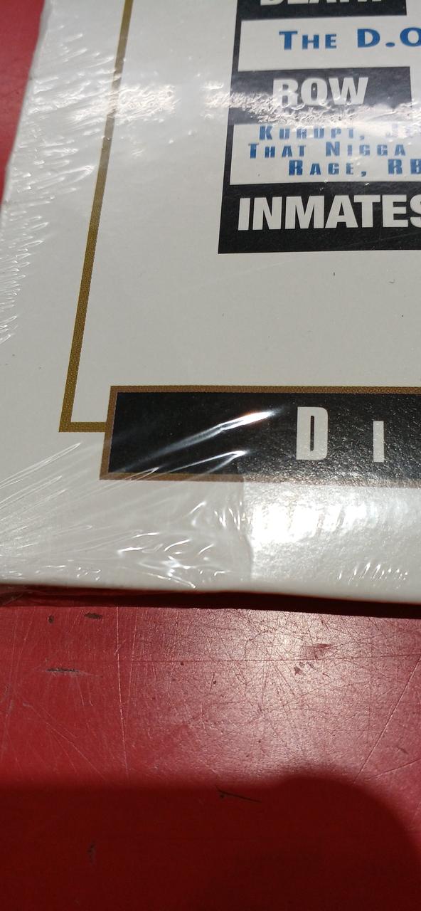 ジャケットに折れ跡あります。