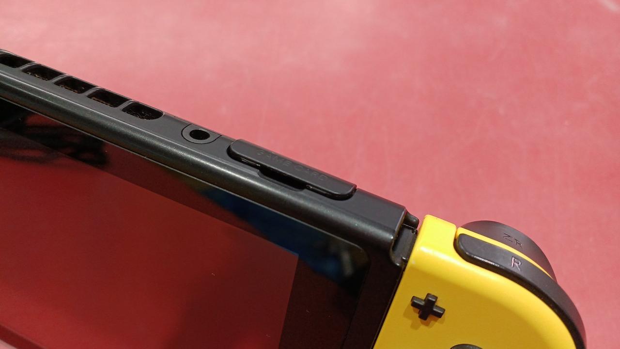 スロットの蓋が緩く、閉じ切りません。