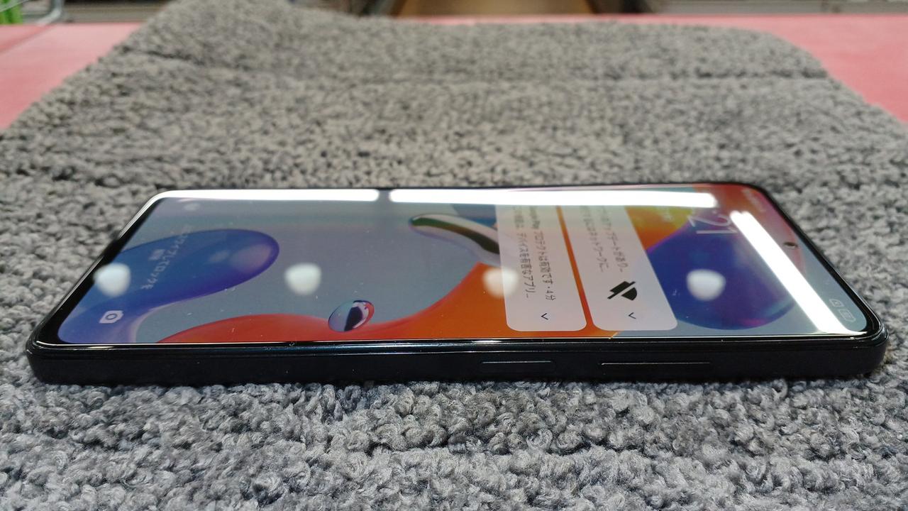 サイドボタンは右側のみでシンプル