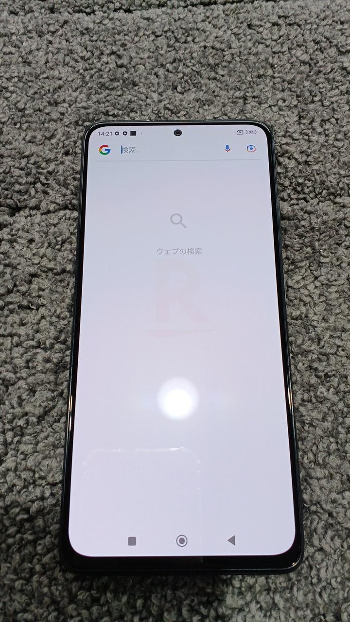 画面に楽天ロゴの画面焼けあり