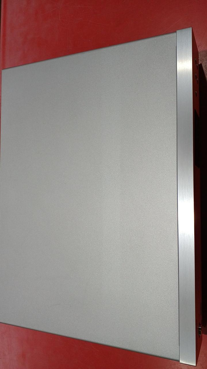 テープ跡で日焼けしています。