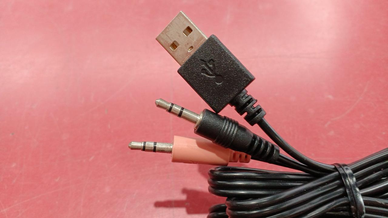 USB給電、AUXとマイク端子