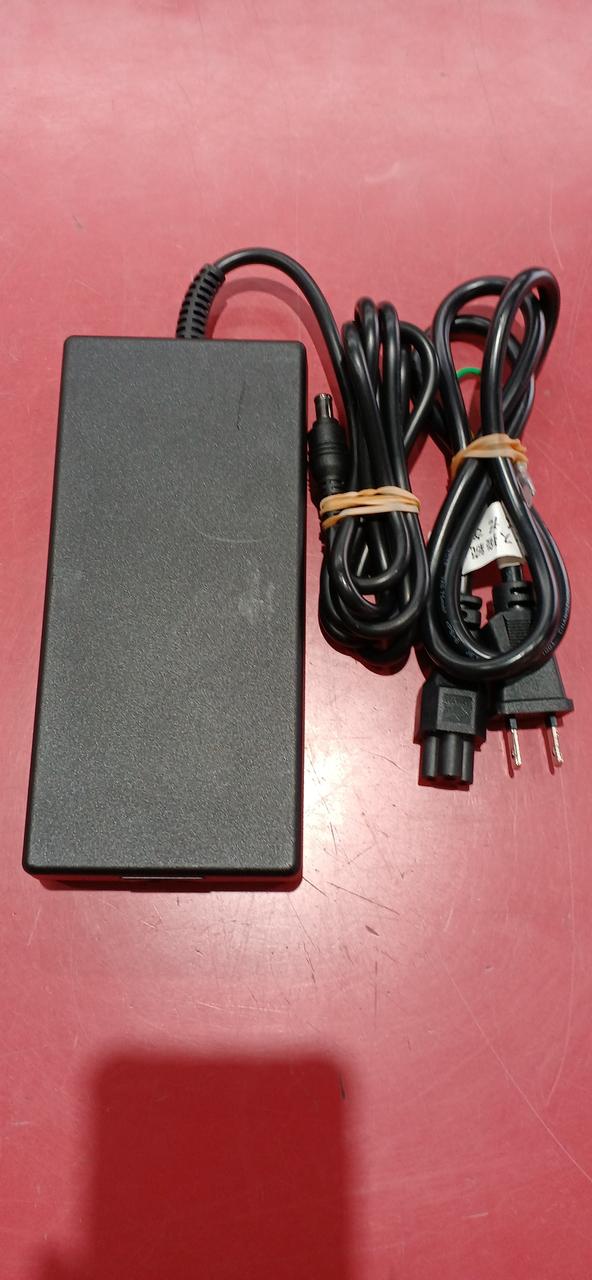 アダプターのみ付属します