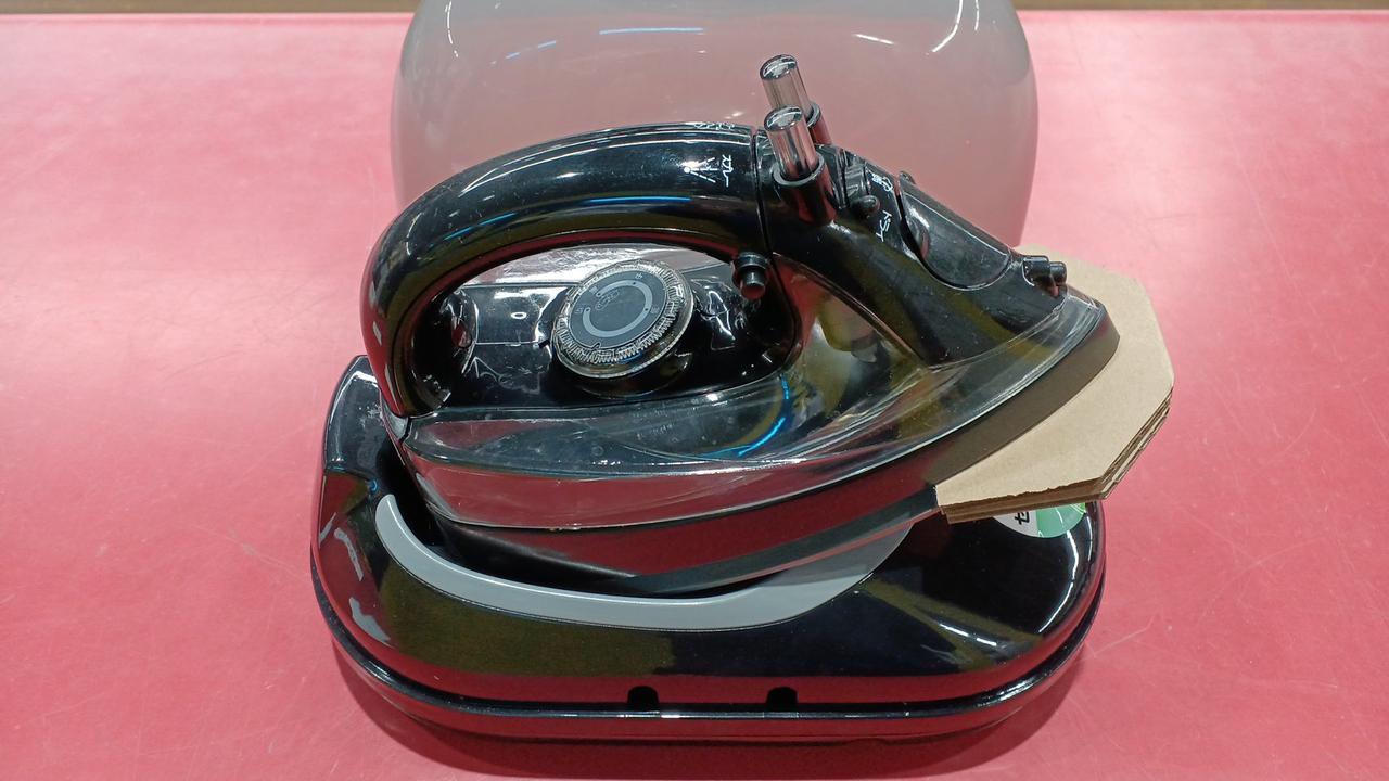 未使用品のスチームアイロン