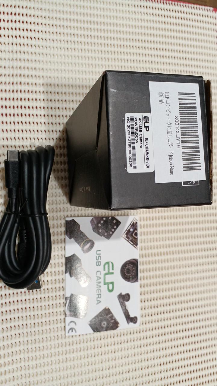 箱、印刷物、USBケーブルが付属です