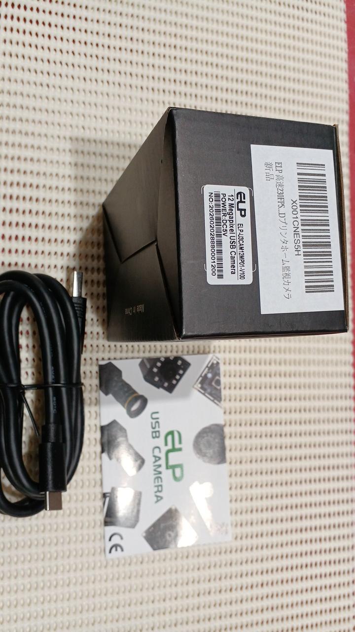 箱、印刷物、USBケーブルが付属です。