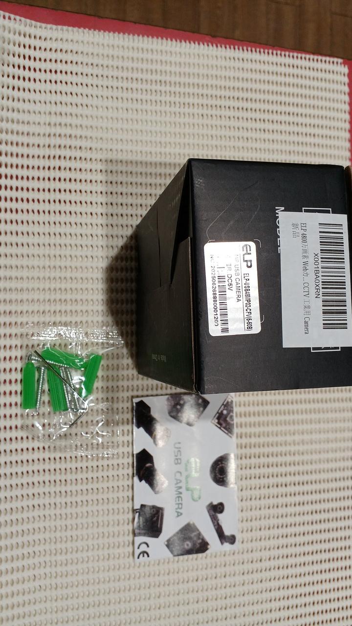 箱、印刷物、ネジが付属です