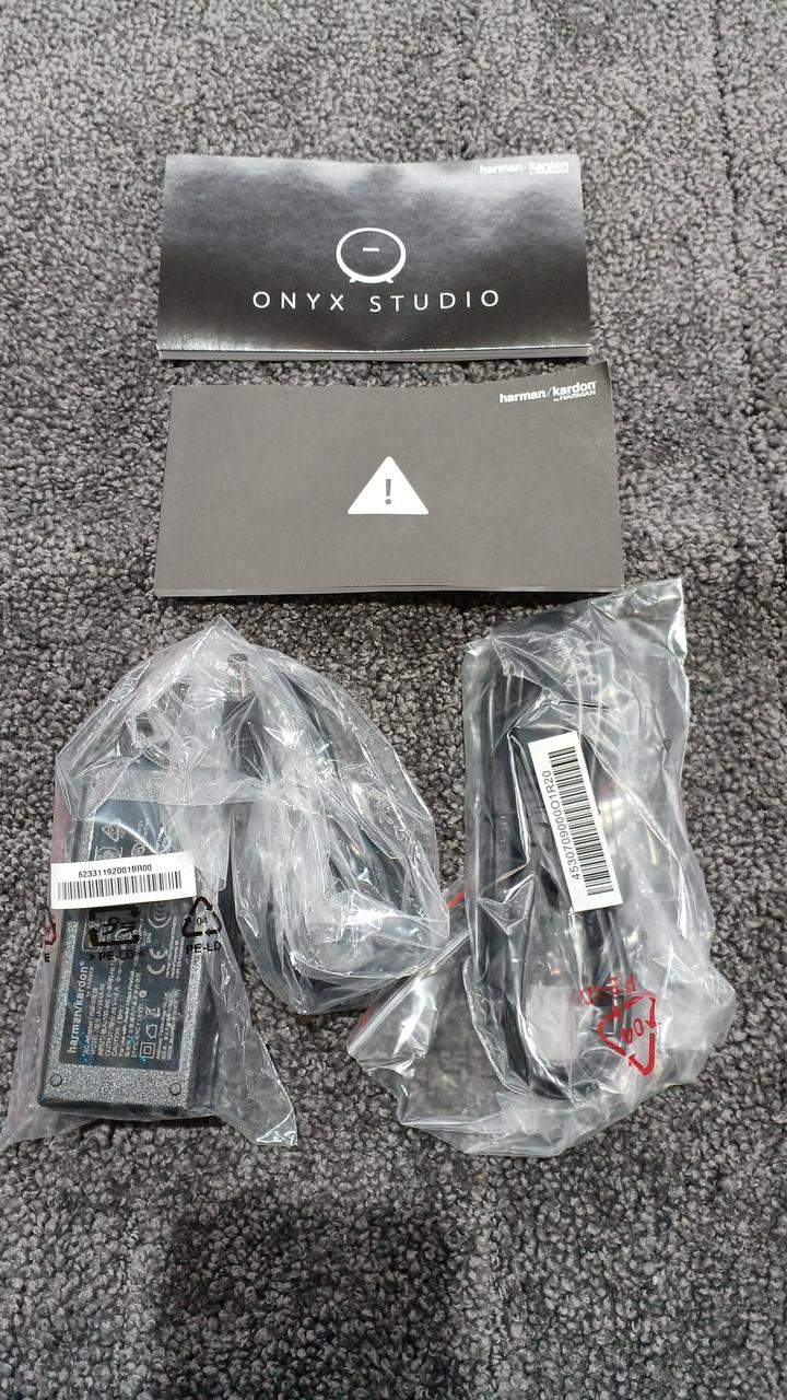 アダプター、電源、印刷物付属です