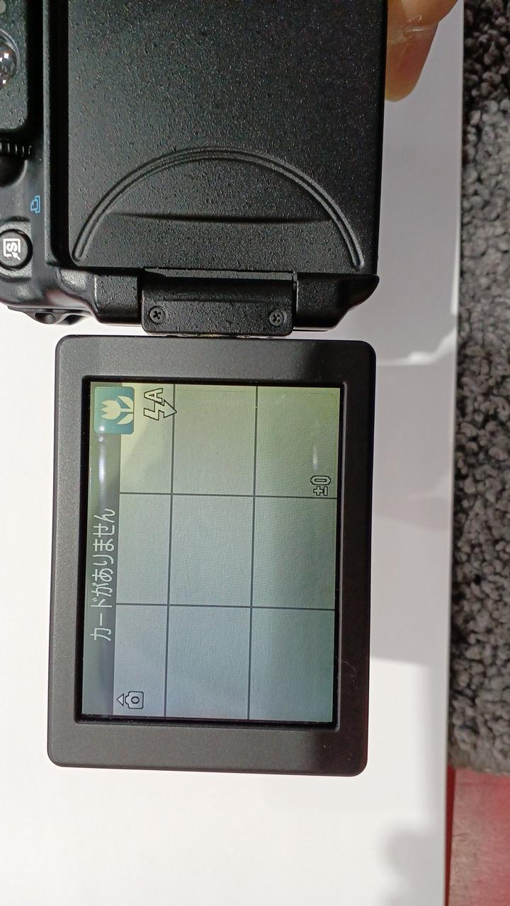液晶が若干黄色に変色しています