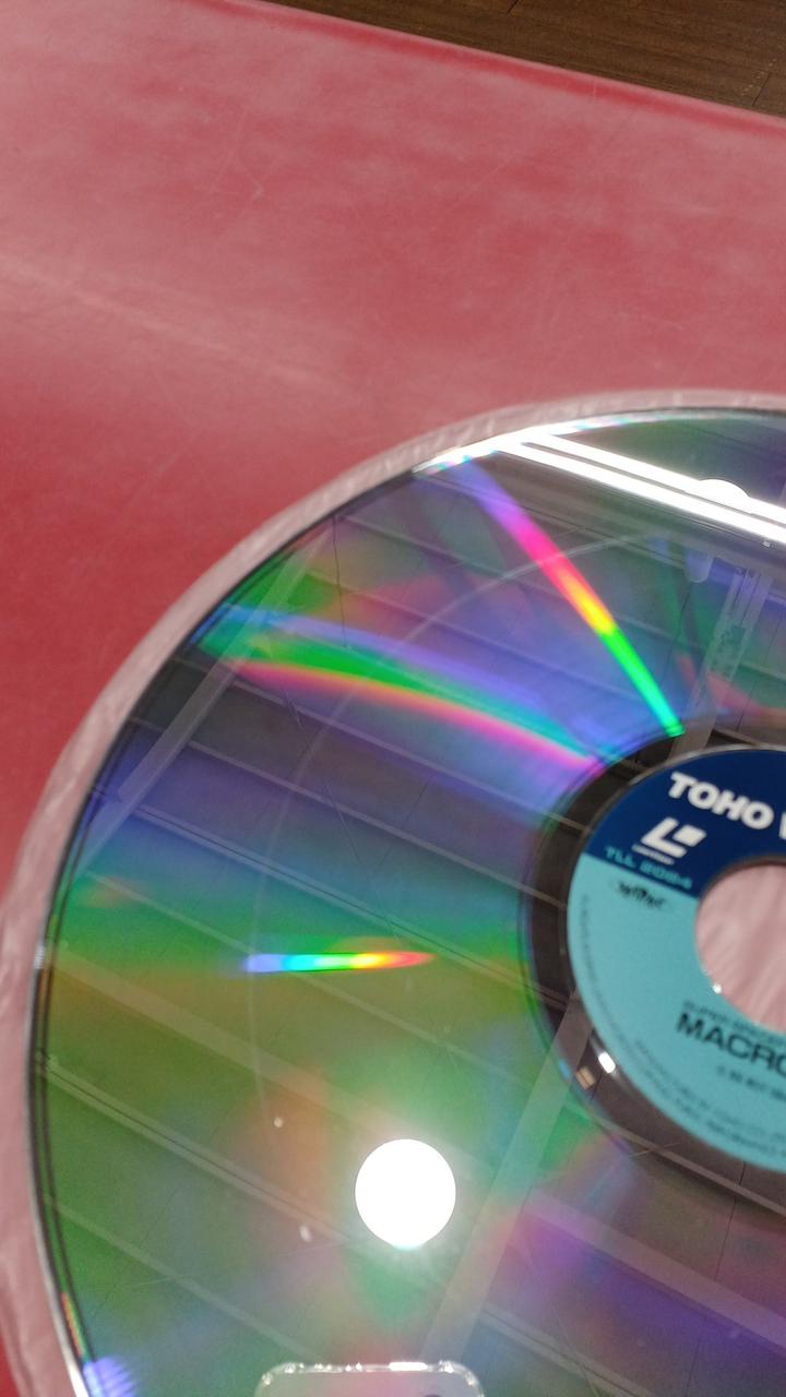 レコードの溝に沿って深いキズあり。