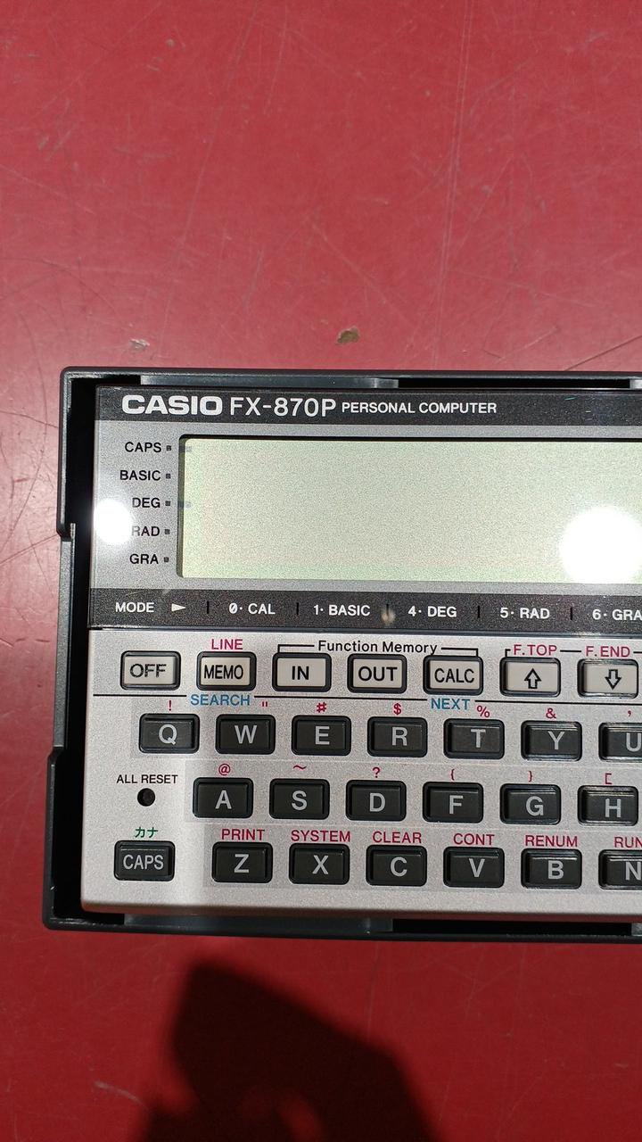 正面から見ると液晶が薄いです。