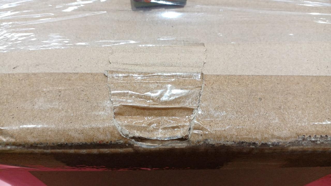 ダンボールに一部破れあります。