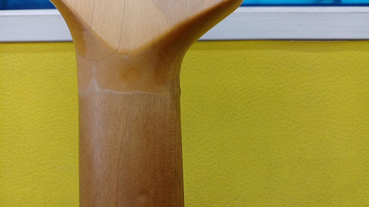 指板裏マットに加工されてます。