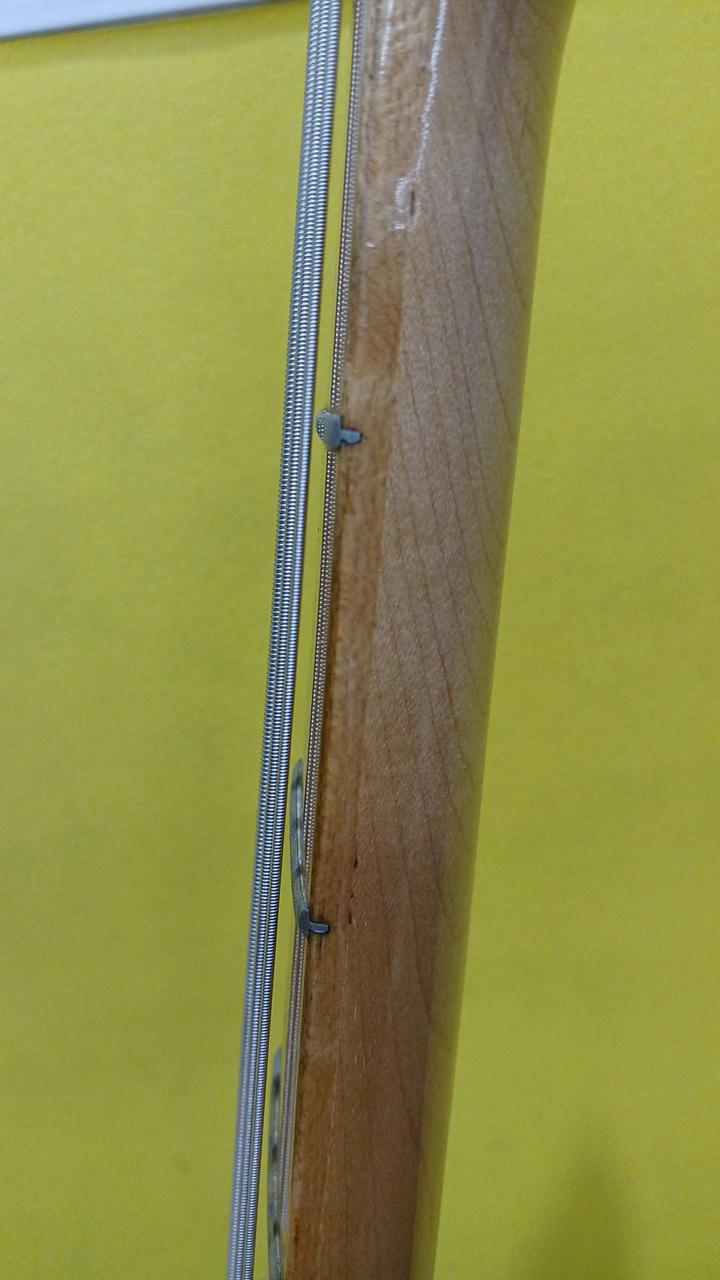 フレットはけっこうすり減っています。