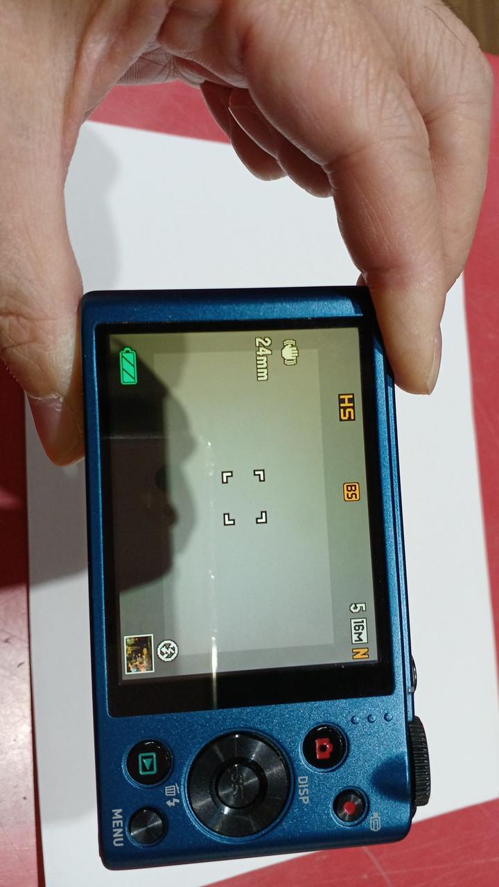 液晶がかなり黄色です。