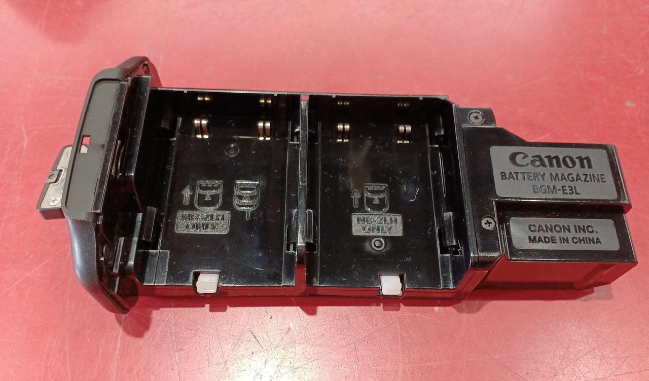 バッテリー2つ入れられます。