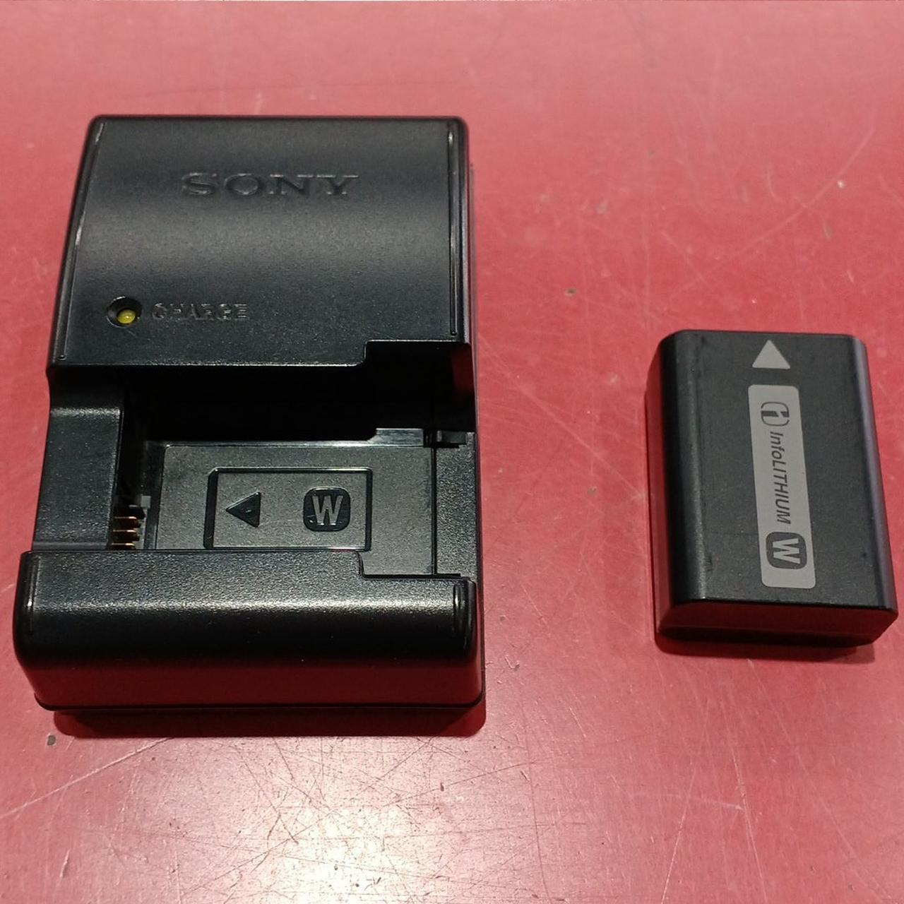 付属品はバッテリーとチャージャーのみ