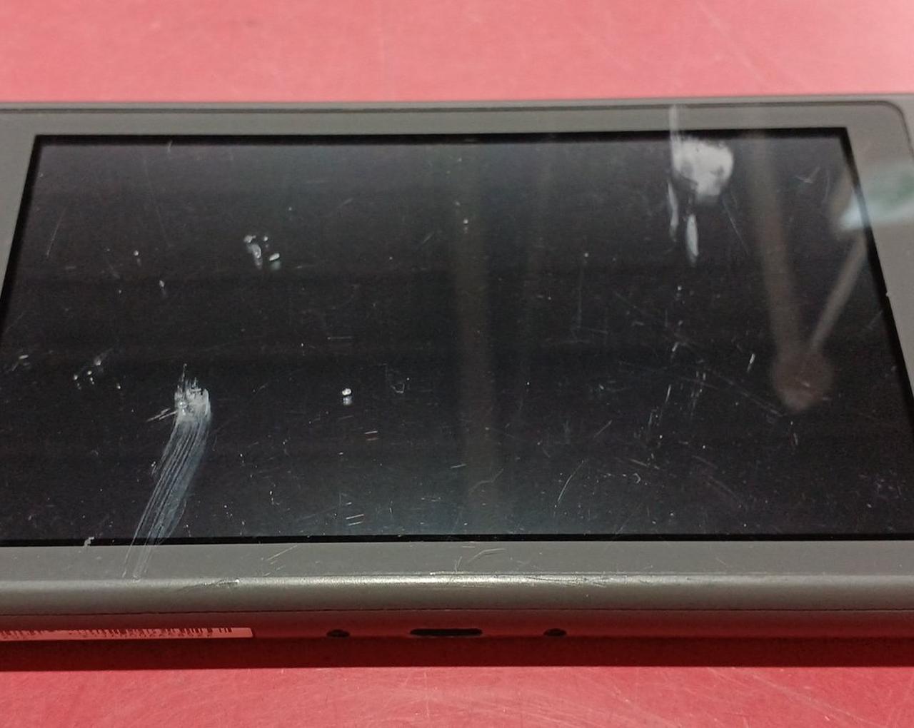 画面キズと接着剤のような汚れ