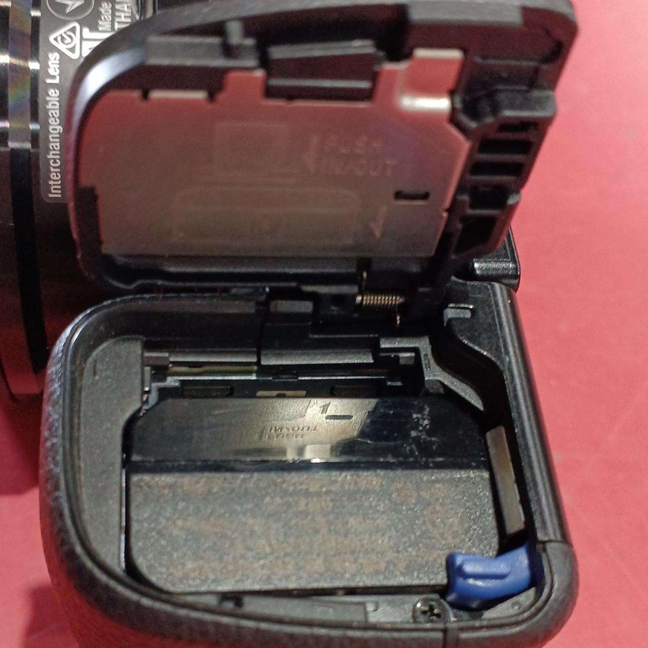 バッテリーとメディアスロット