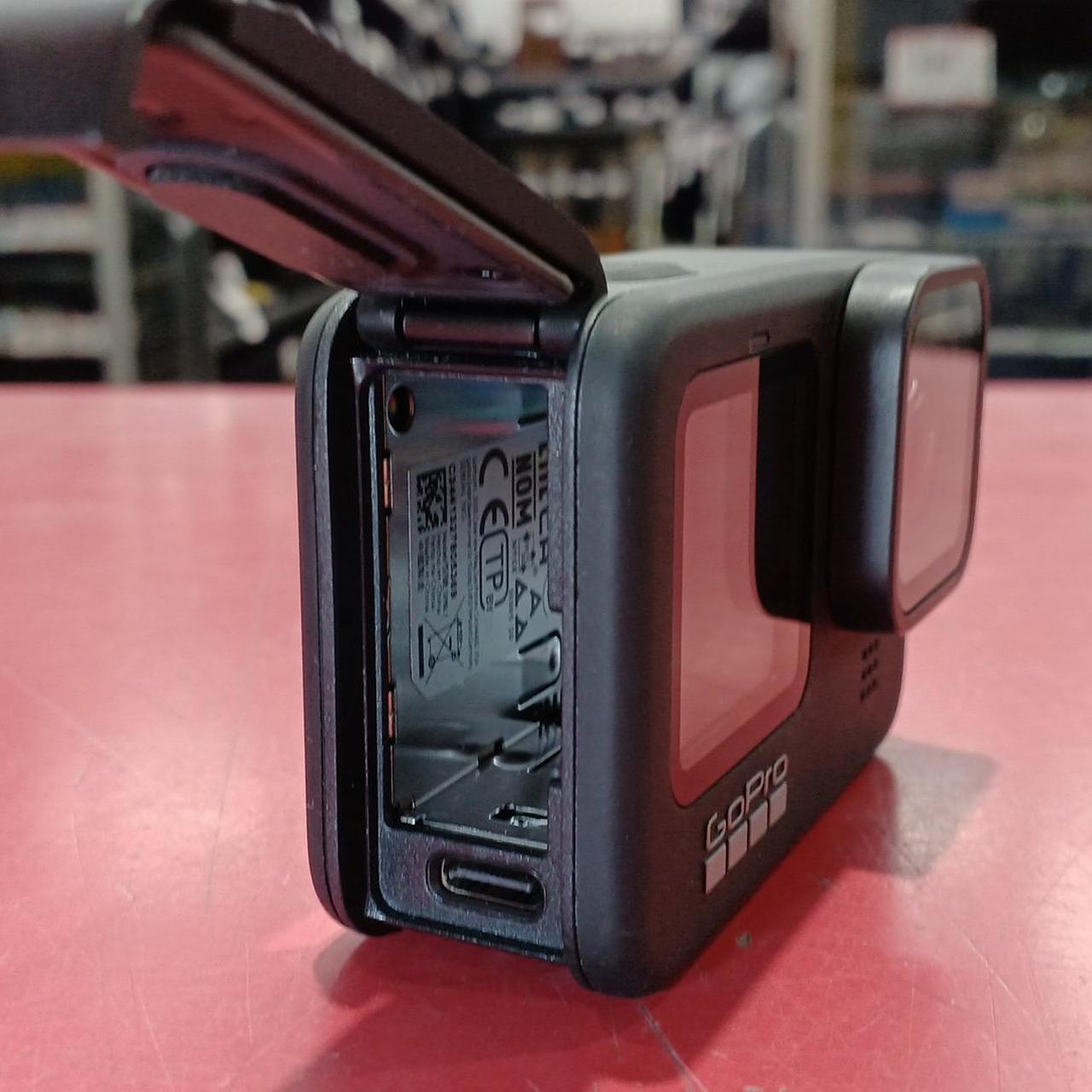 バッテリーとmicroSDカードスロット