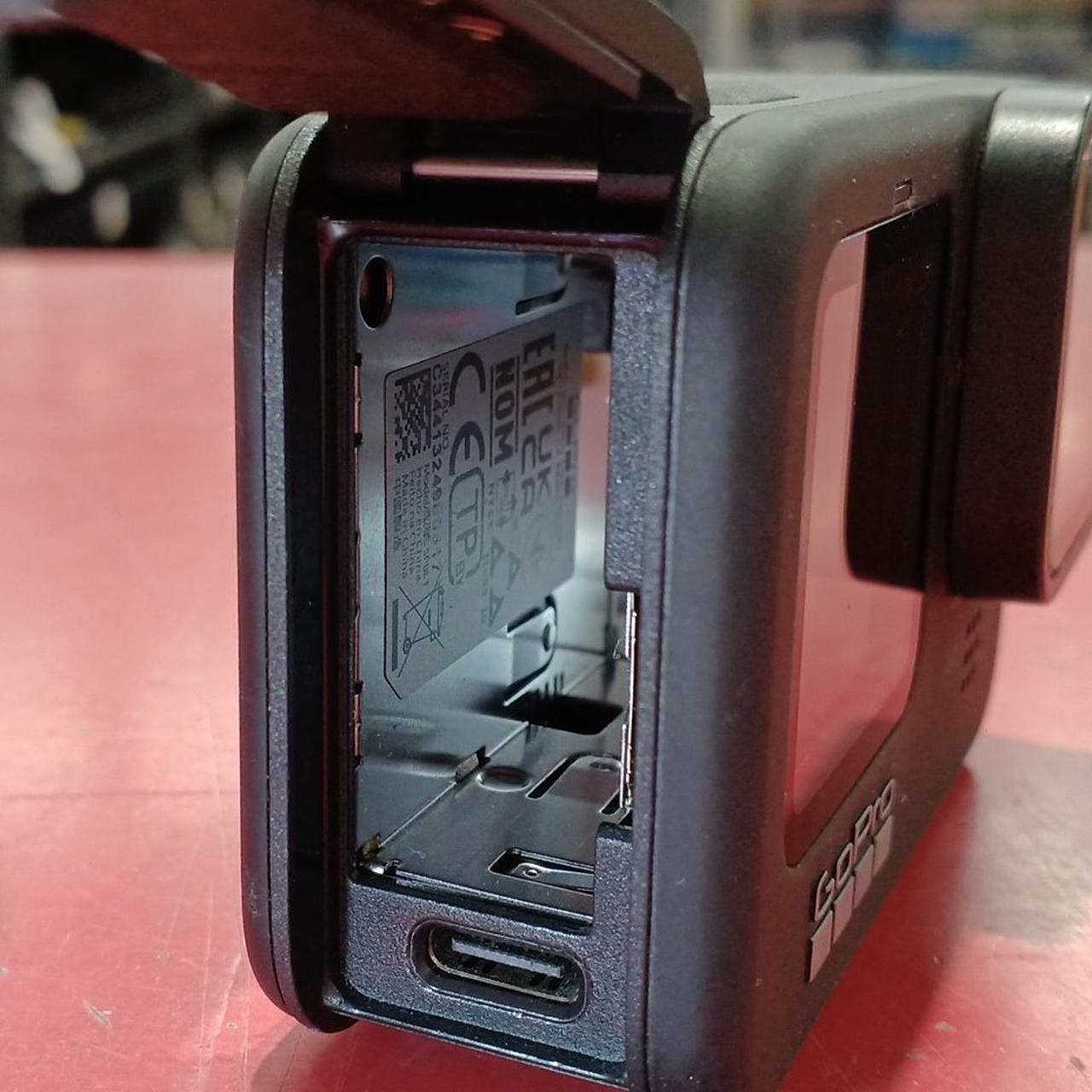 バッテリー、microSDスロット