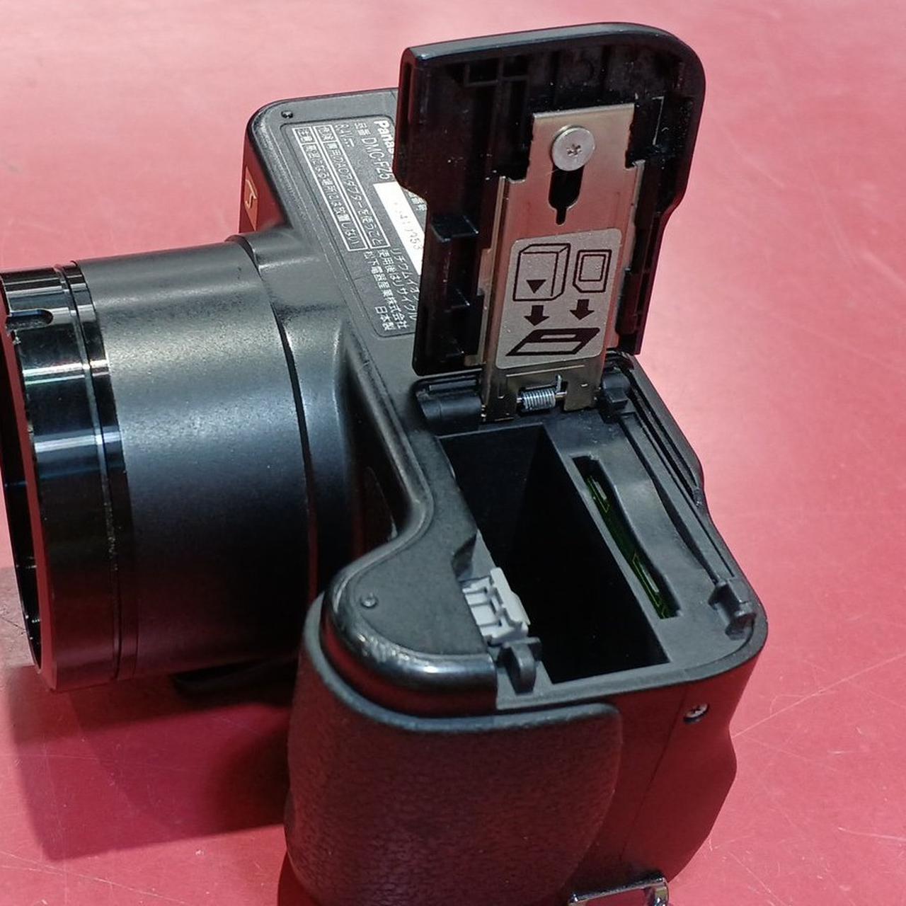 バッテリーとSDカードスロット