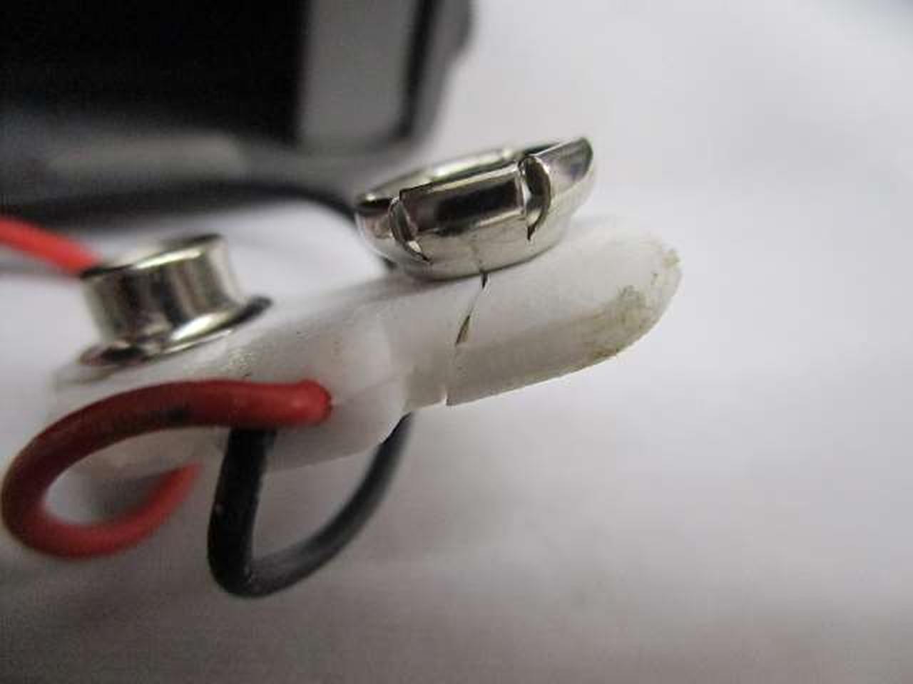 バッテリースナップに割れあり