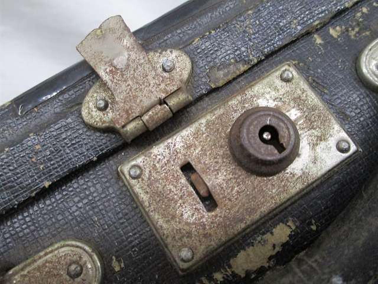真ん中の留め具破損あり