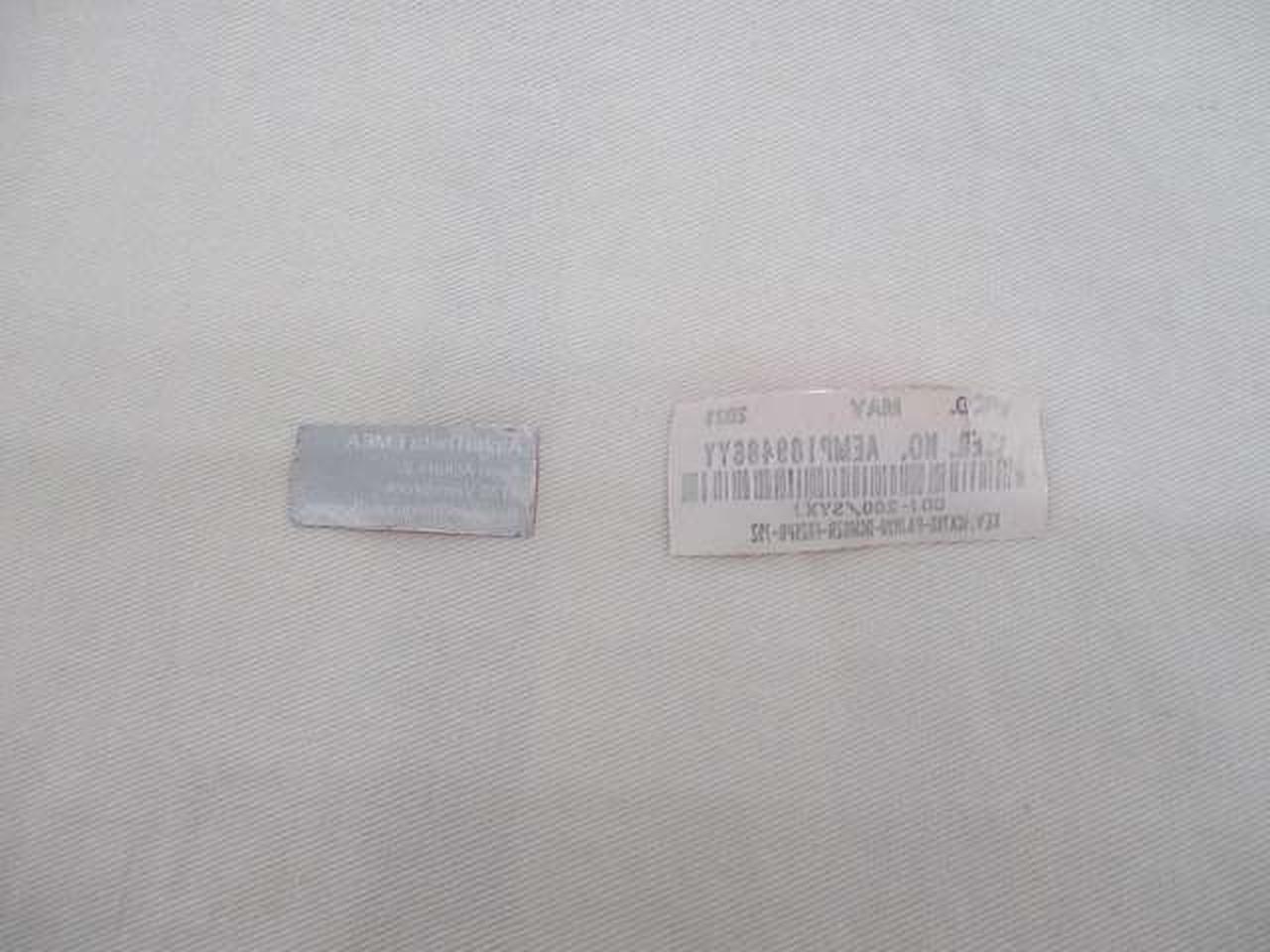 剥がれたラベルあり