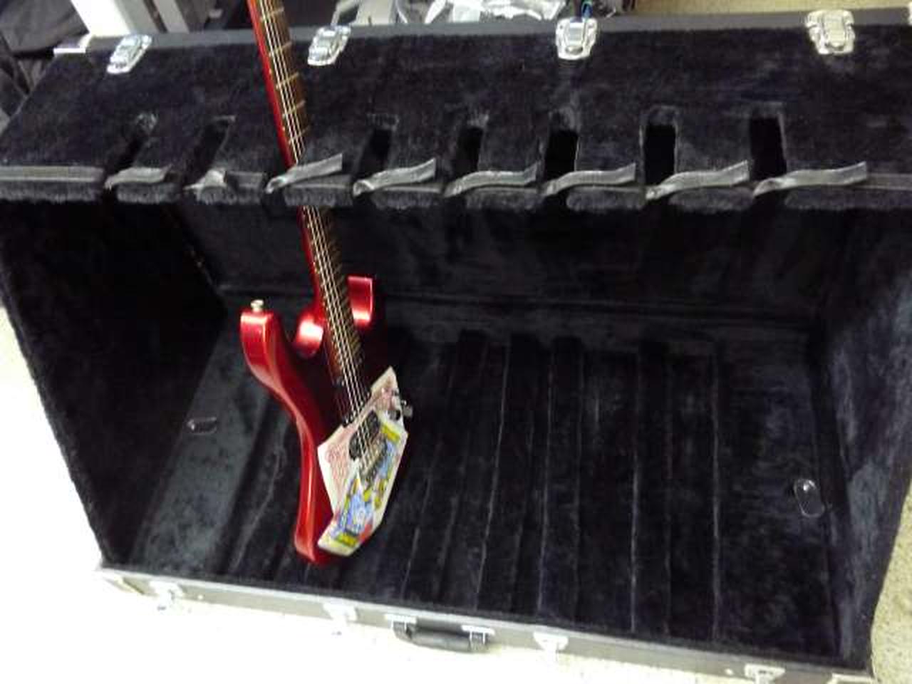 画像のギターは付属しません