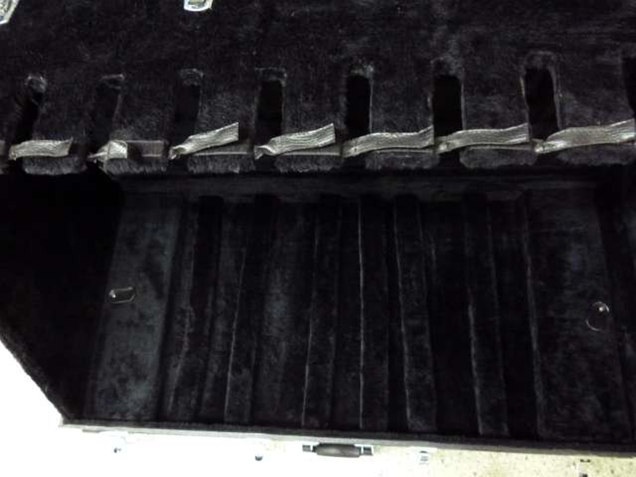 底部の仕切りが６本しかありません