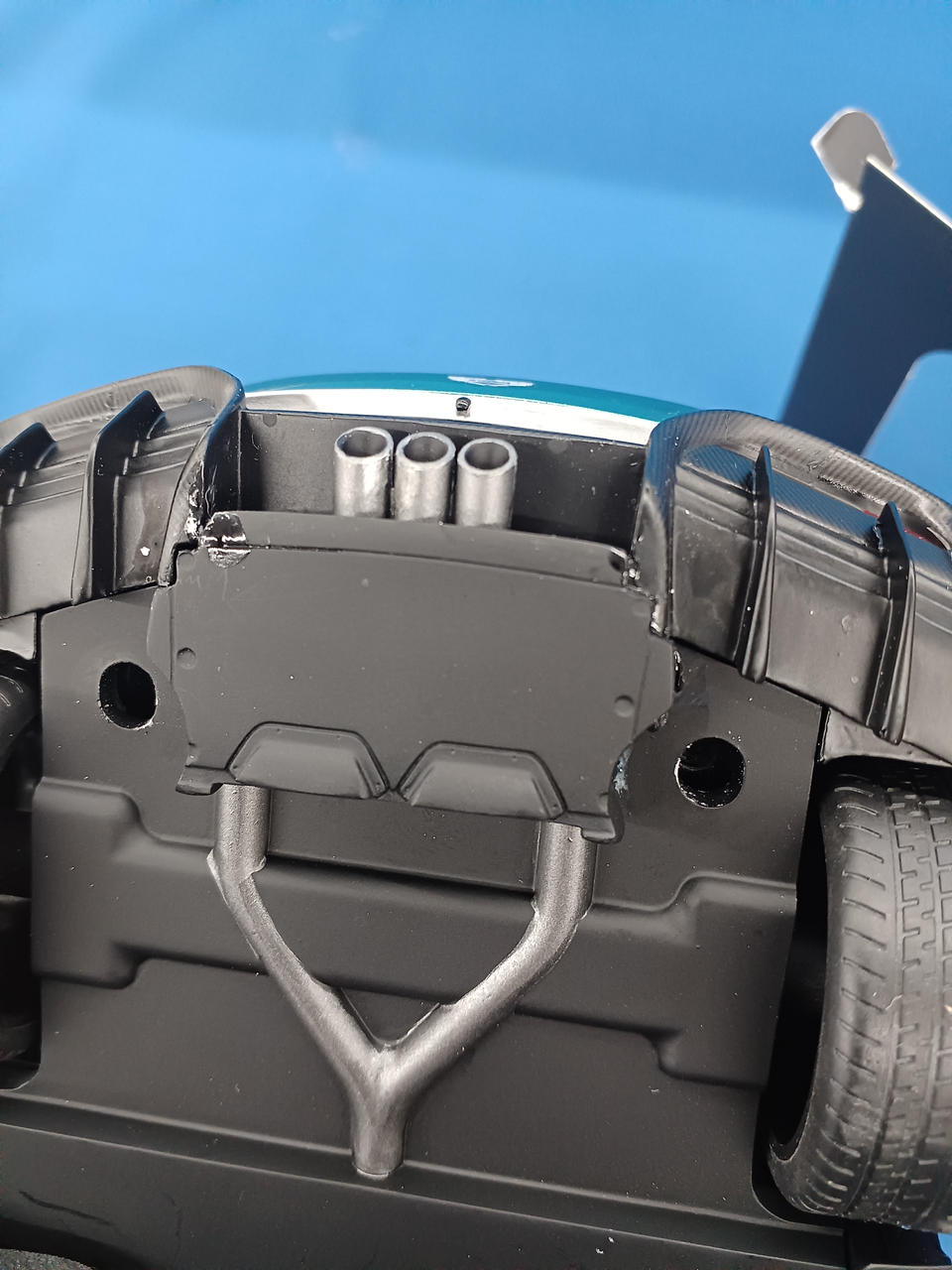 ネジが少し斜めにはいる不具合があります