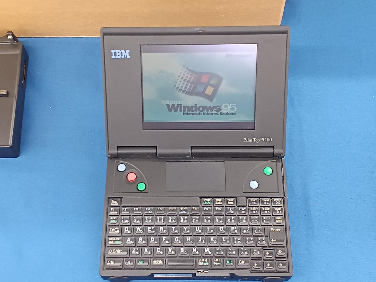 液晶コントラスト低め、暖まるまで白いです