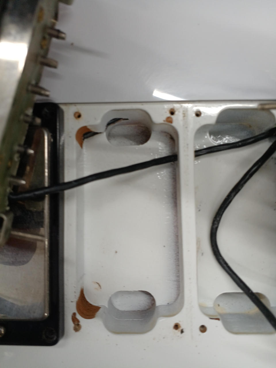 センターのザグリは元からです。