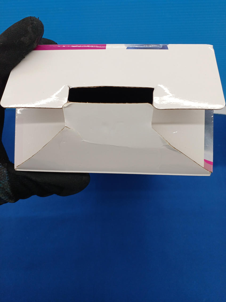 箱底面に破れ有り