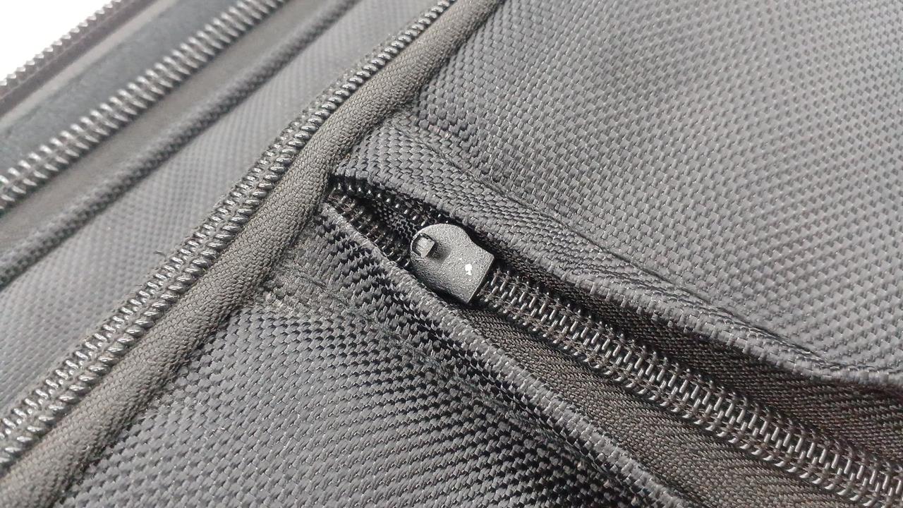 ※ファスナーの取っ手に破損有り