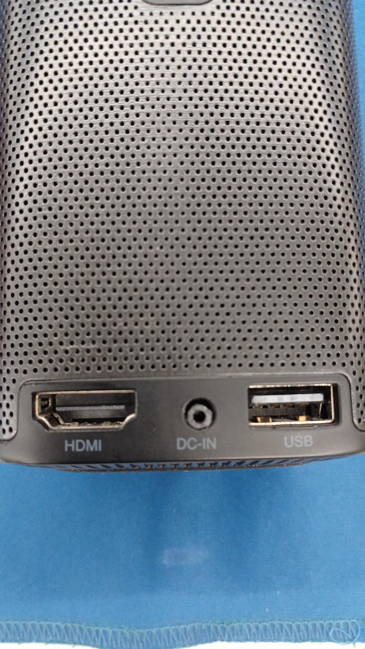 ACアダプターの一部が入り込んでいます。