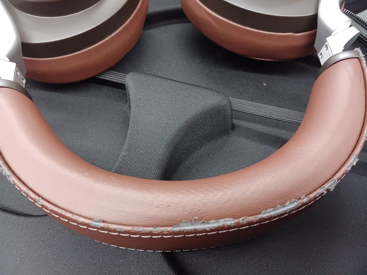 ヘッドレストに劣化あり